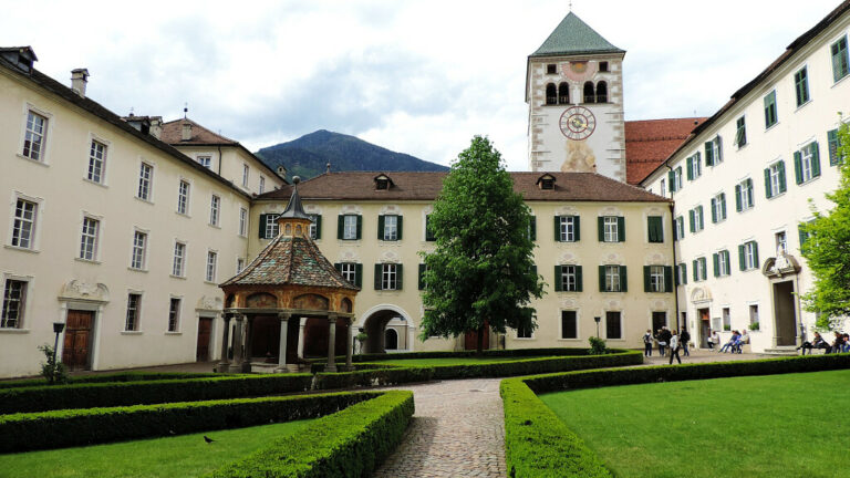 abbazia di novacella bressanone esterno giardino campanile vino quotidiano